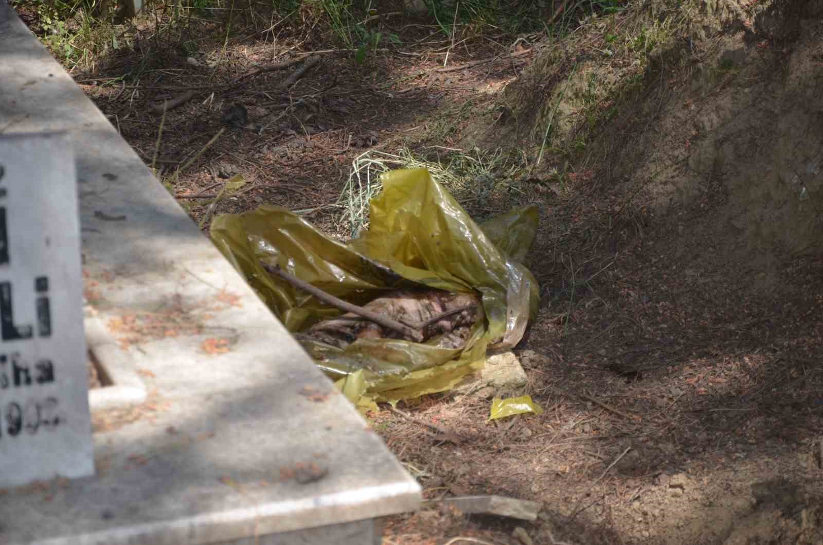 Naylon poşete sarıp Turgutlu mezarlığına attılar