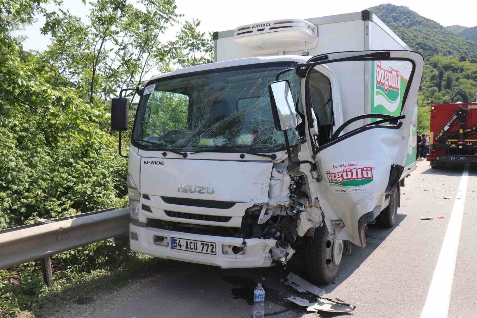 D-650’de kamyonet, SUV tarzı araca arkadan çarptı: Trafik durma noktasına geldi