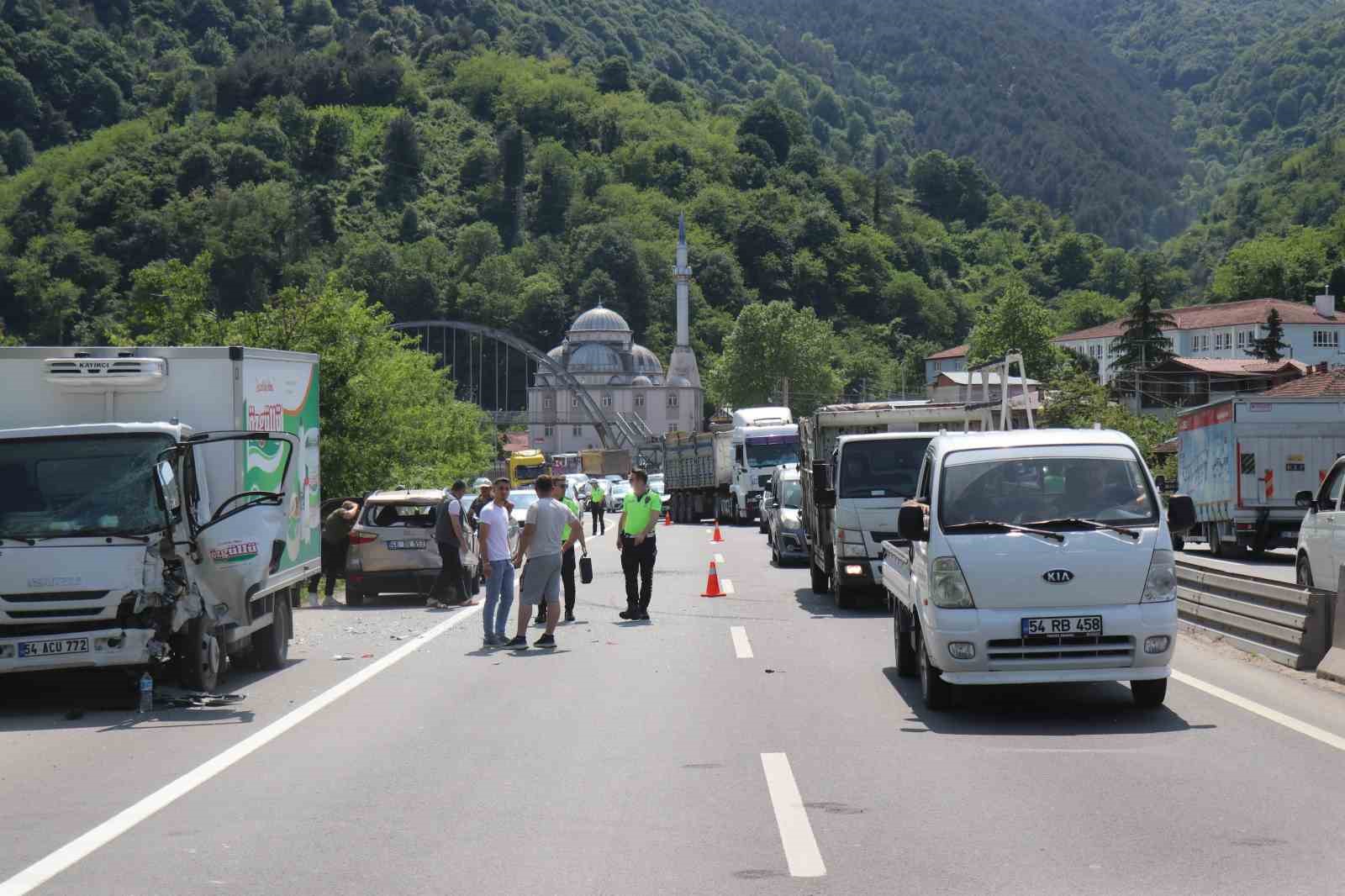 D-650&rsquo;de kamyonet, SUV tarzı araca arkadan &ccedil;arptı: Trafik durma noktasına geldi
