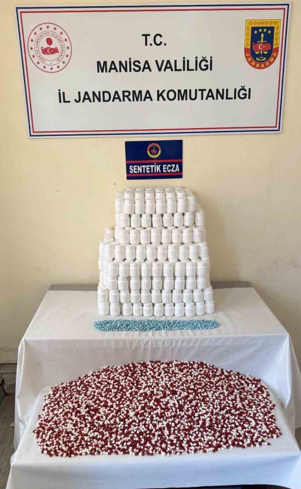 Kayalıkta ve çalılar arasında uyuşturucu deposu