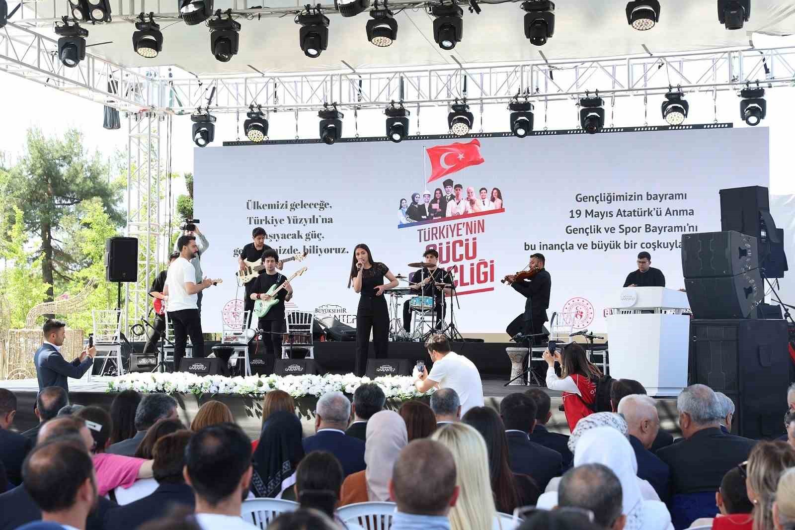 Gaziantep Büyükşehirin destekleriyle 200 öğretmenden Ata’ya zeybekli saygı duruşu