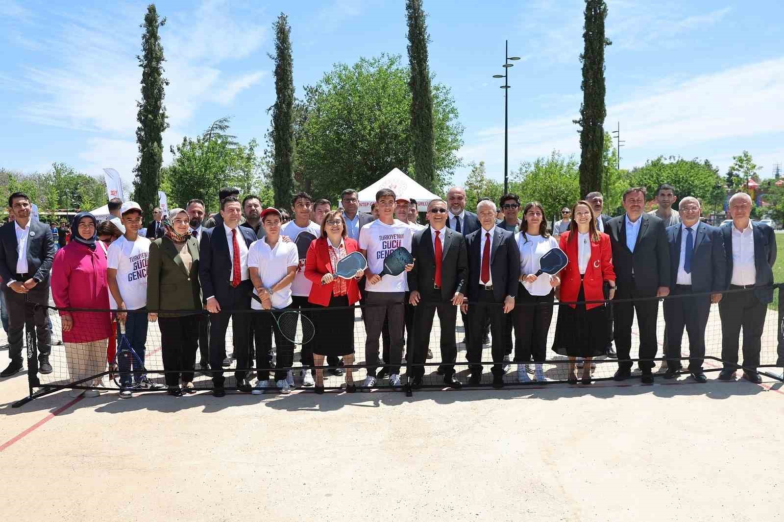 Gaziantep Büyükşehirin destekleriyle 200 öğretmenden Ata’ya zeybekli saygı duruşu