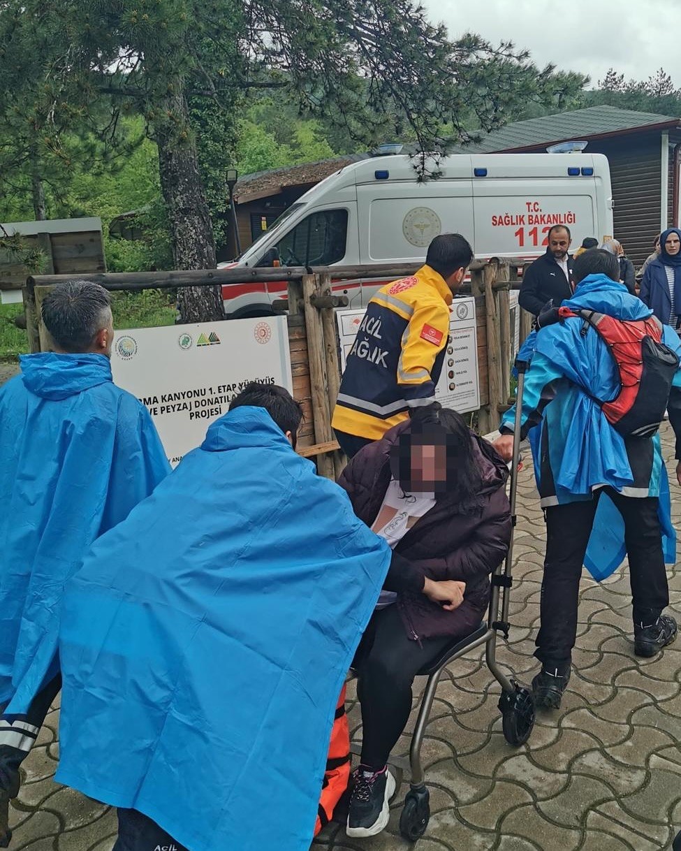 Kanyonda y&uuml;r&uuml;y&uuml;ş parkurunda yaralanan vatandaş i&ccedil;in ekipler seferber oldu
