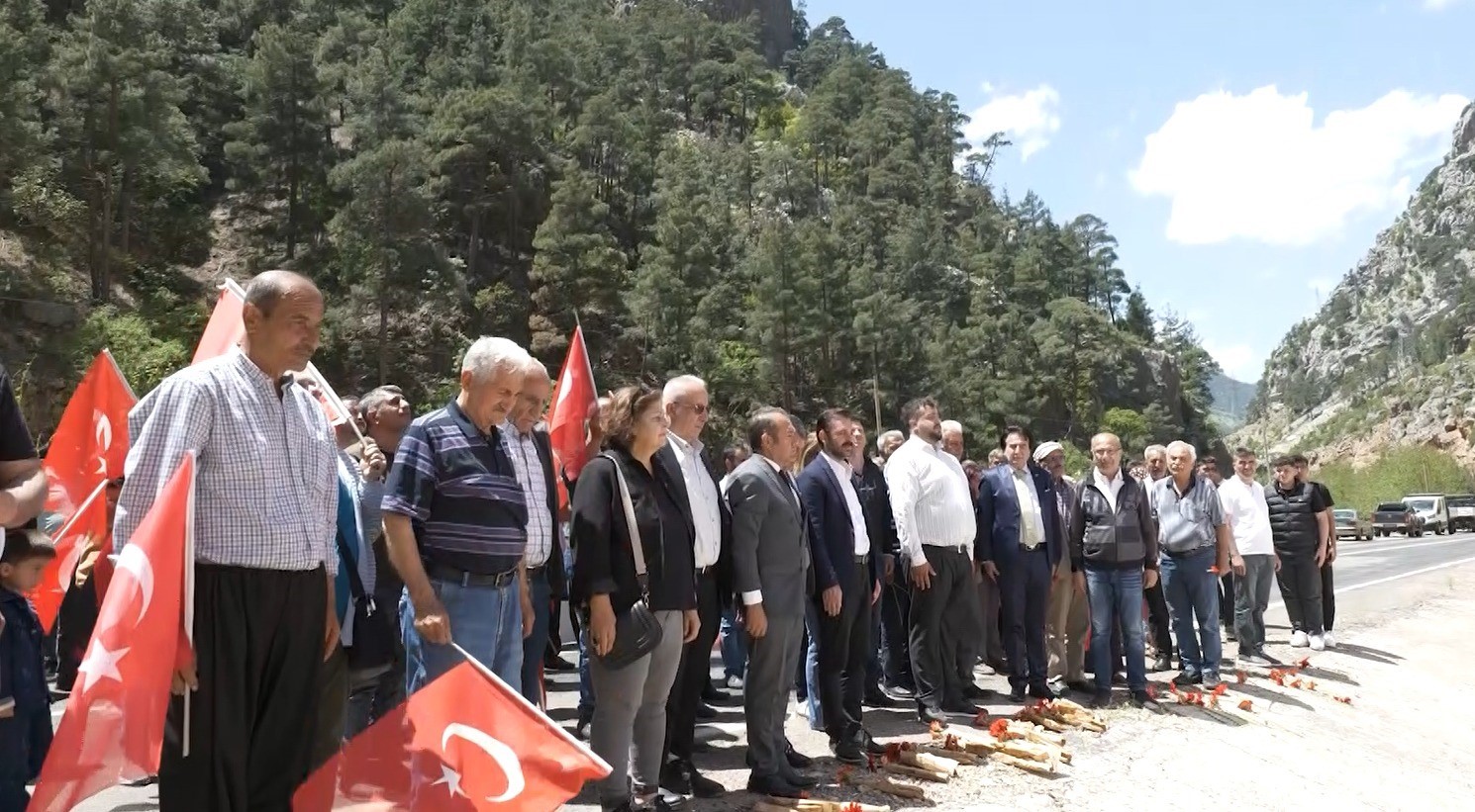 2 yıl &ouml;nce 4 &ouml;ğretmen &ouml;lm&uuml;şt&uuml;: Adana&rsquo;da kaya d&uuml;şen yolda eylem
