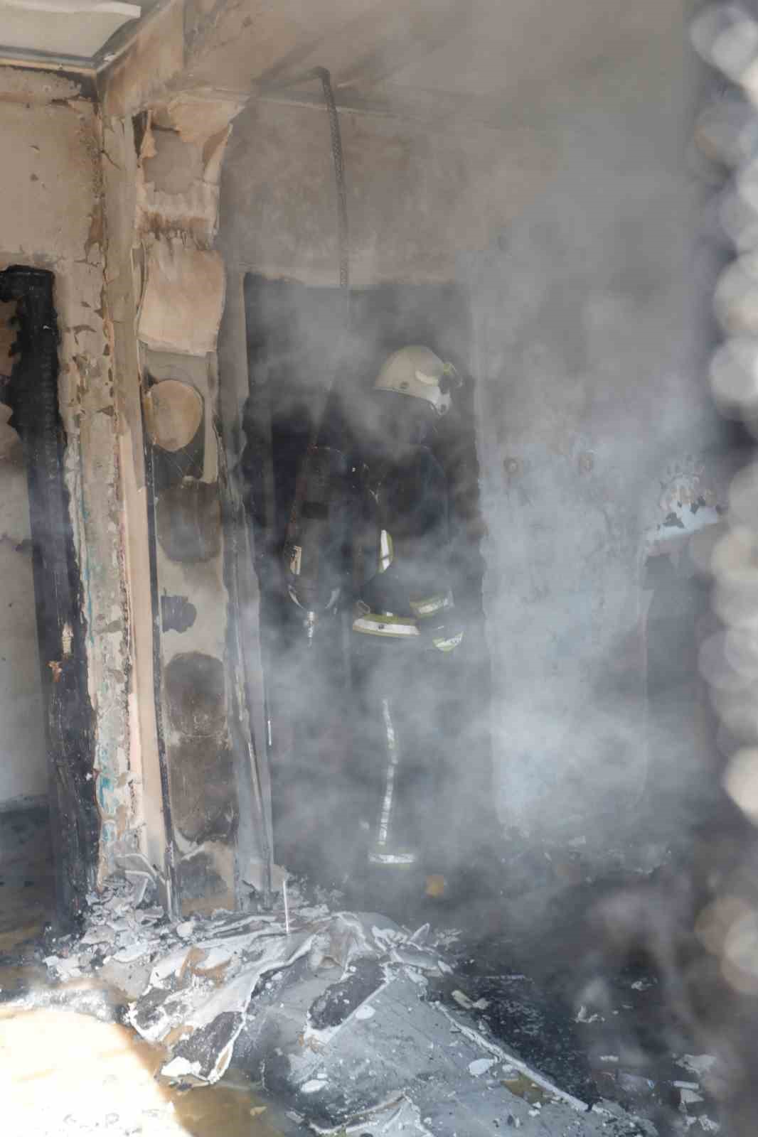 Gecekonduda &ccedil;ıkan yangın itfaiyeyi alarma ge&ccedil;irdi
