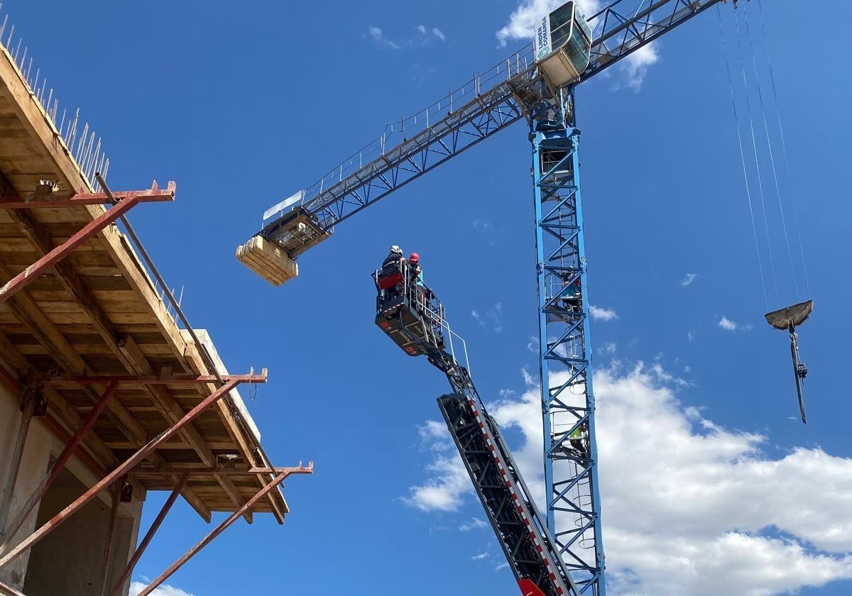 Vin&ccedil;te fenalaşan operat&ouml;r itfaiye erleri tarafından indirilerek hastaneye kaldırıldı

