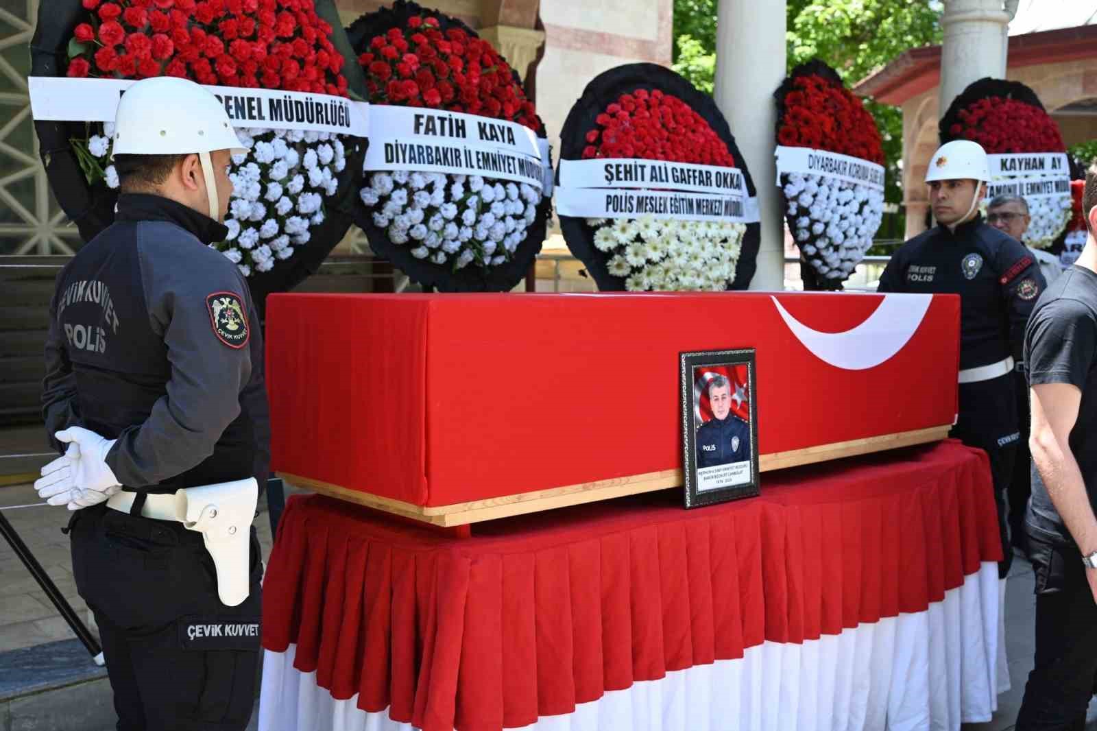 Kalp krizinden hayatını kaybeden Emniyet M&uuml;d&uuml;r&uuml; Canpolat Kırıkkale&rsquo;de toprağa verildi
