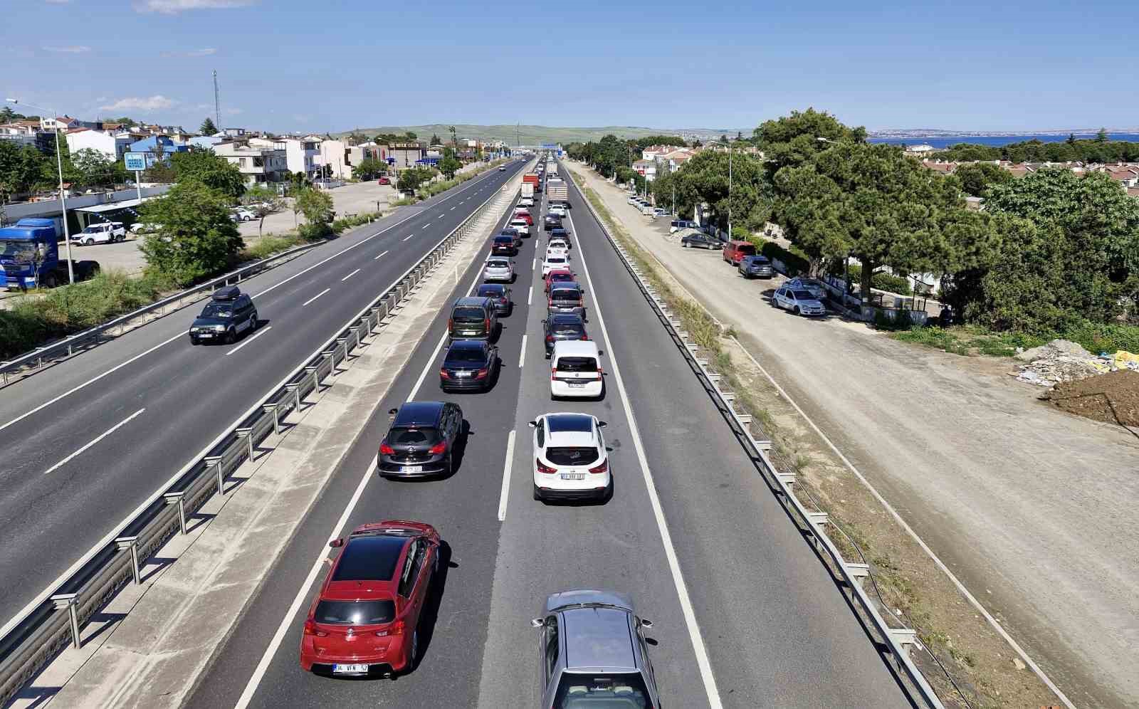 Tekirdağ-İstanbul yolunda tatil dönüşü yoğunluğu
