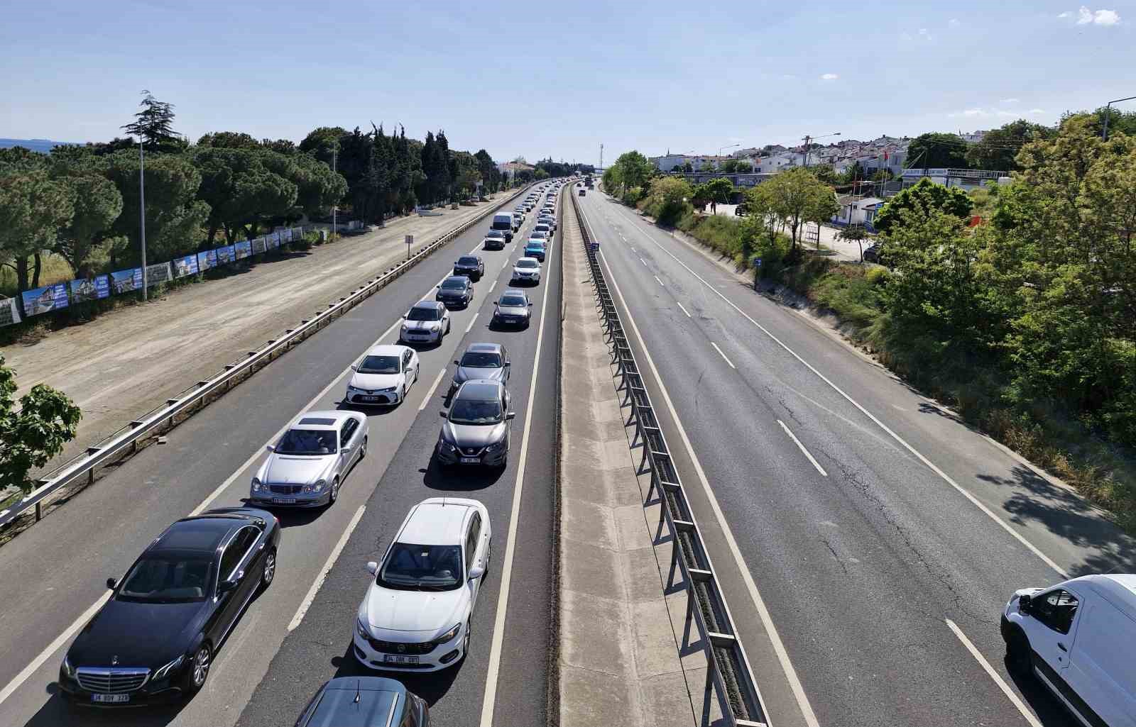 Tekirdağ-İstanbul yolunda tatil d&ouml;n&uuml;ş&uuml; yoğunluğu
