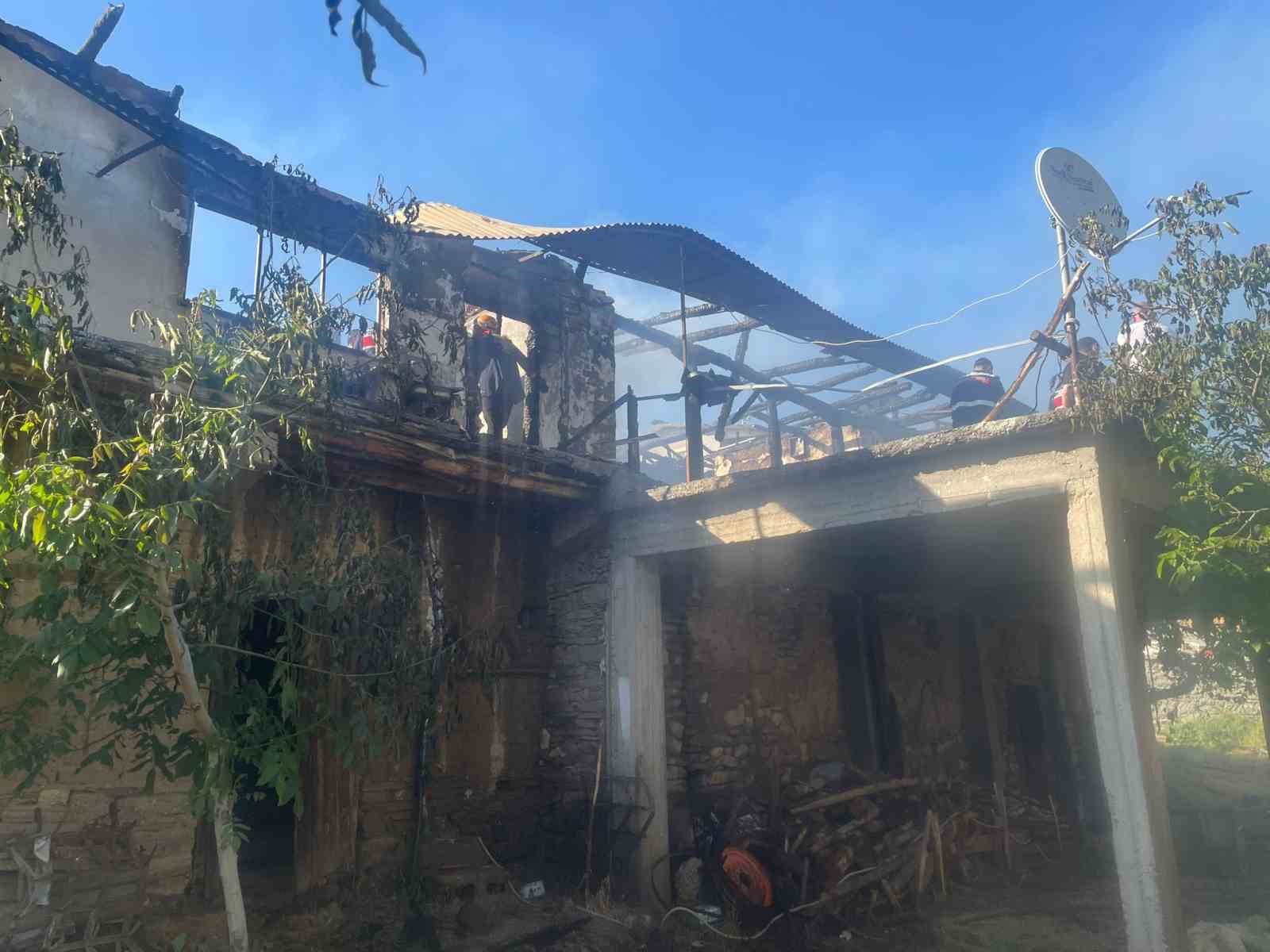 Evde çıkan yangında 92 yaşındaki adam hayatını kaybetti