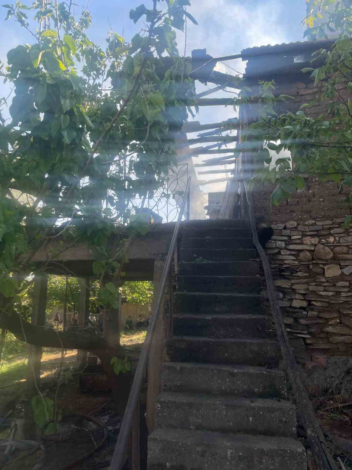 Evde &ccedil;ıkan yangında 92 yaşındaki adam hayatını kaybetti
