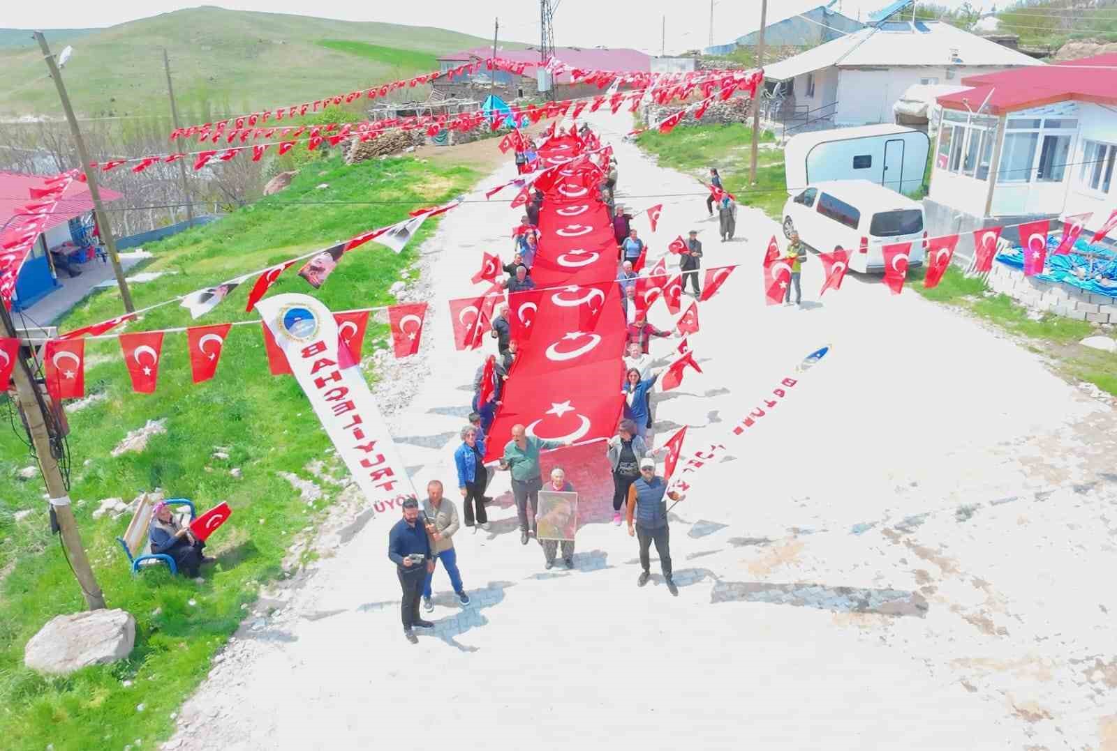 Köyde 24 metrelik Türk bayrağıyla yürüyüş gerçekleştirildi