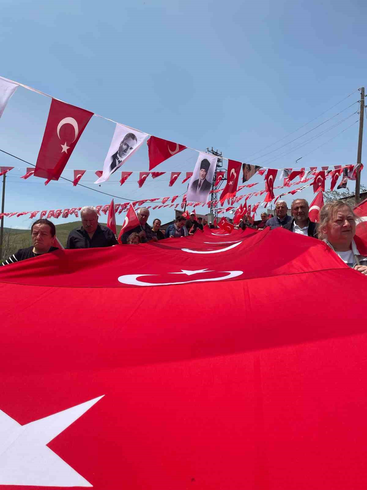 Köyde 24 metrelik Türk bayrağıyla yürüyüş gerçekleştirildi
