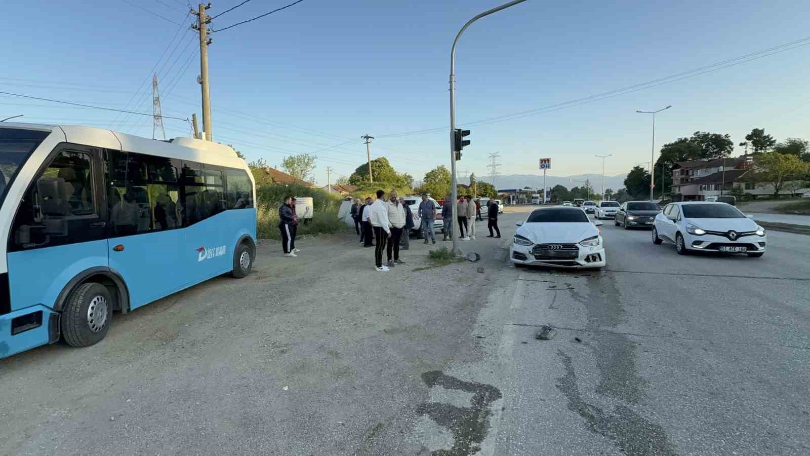Düzce’de otomobil ışıklarda duran halk otobüsüne çarptı: 6 yaralı