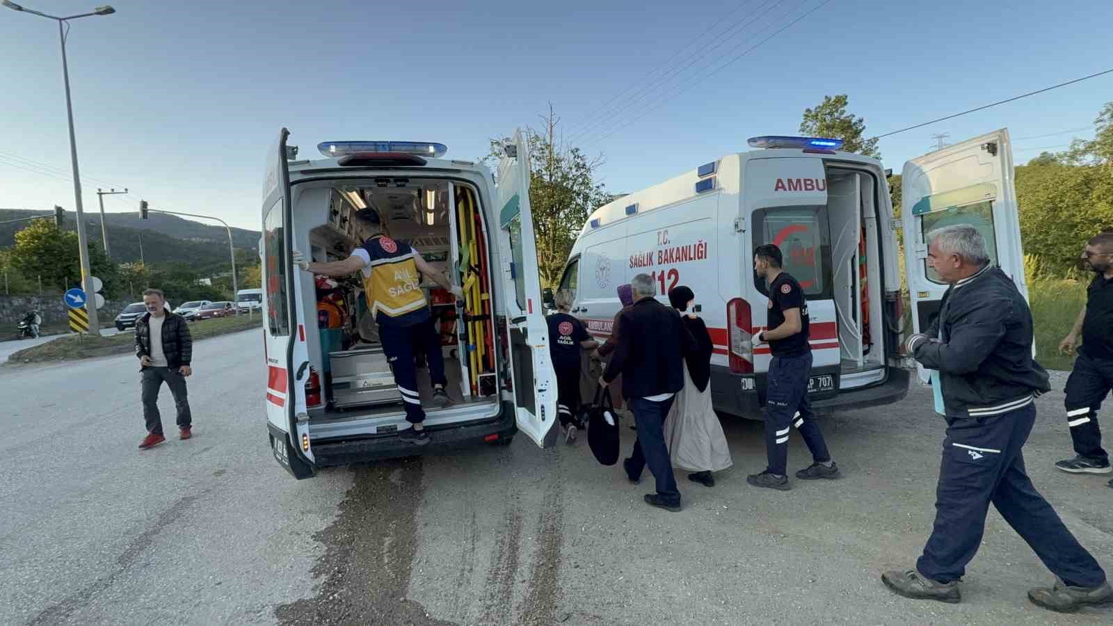 D&uuml;zce&rsquo;de otomobil ışıklarda duran halk otob&uuml;s&uuml;ne &ccedil;arptı: 6 yaralı
