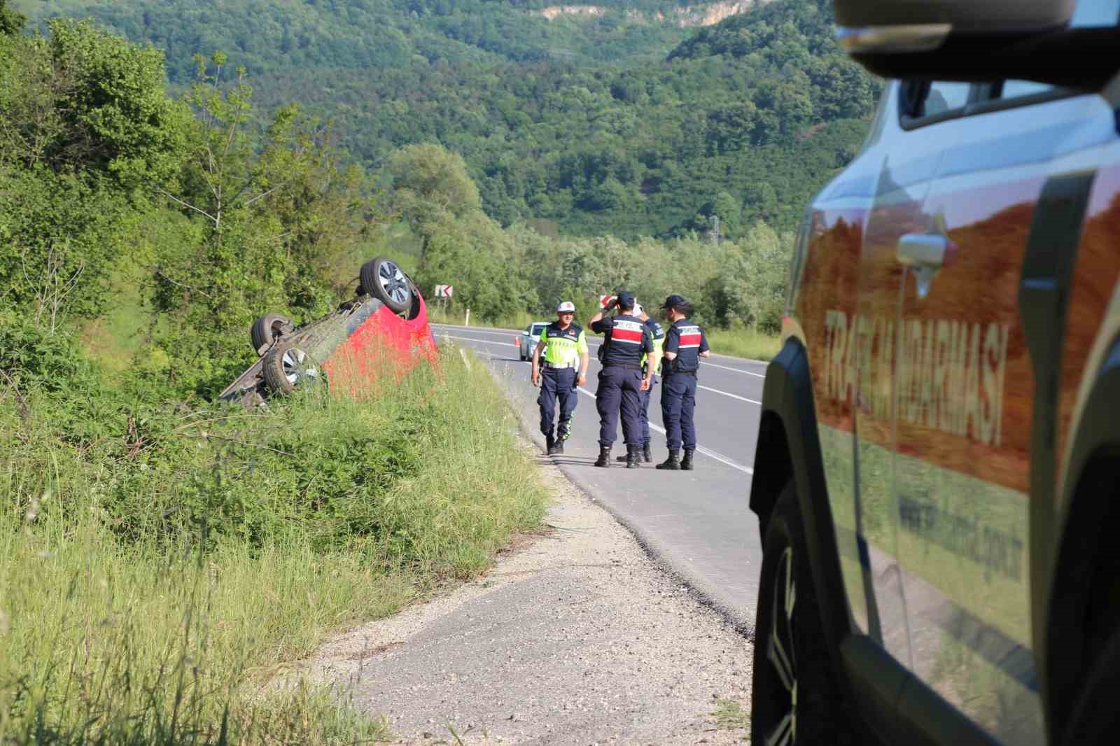 Takla atan otomobildeki aile &ouml;l&uuml;mden d&ouml;nd&uuml;: 1&rsquo;i bebek 4 yaralı
