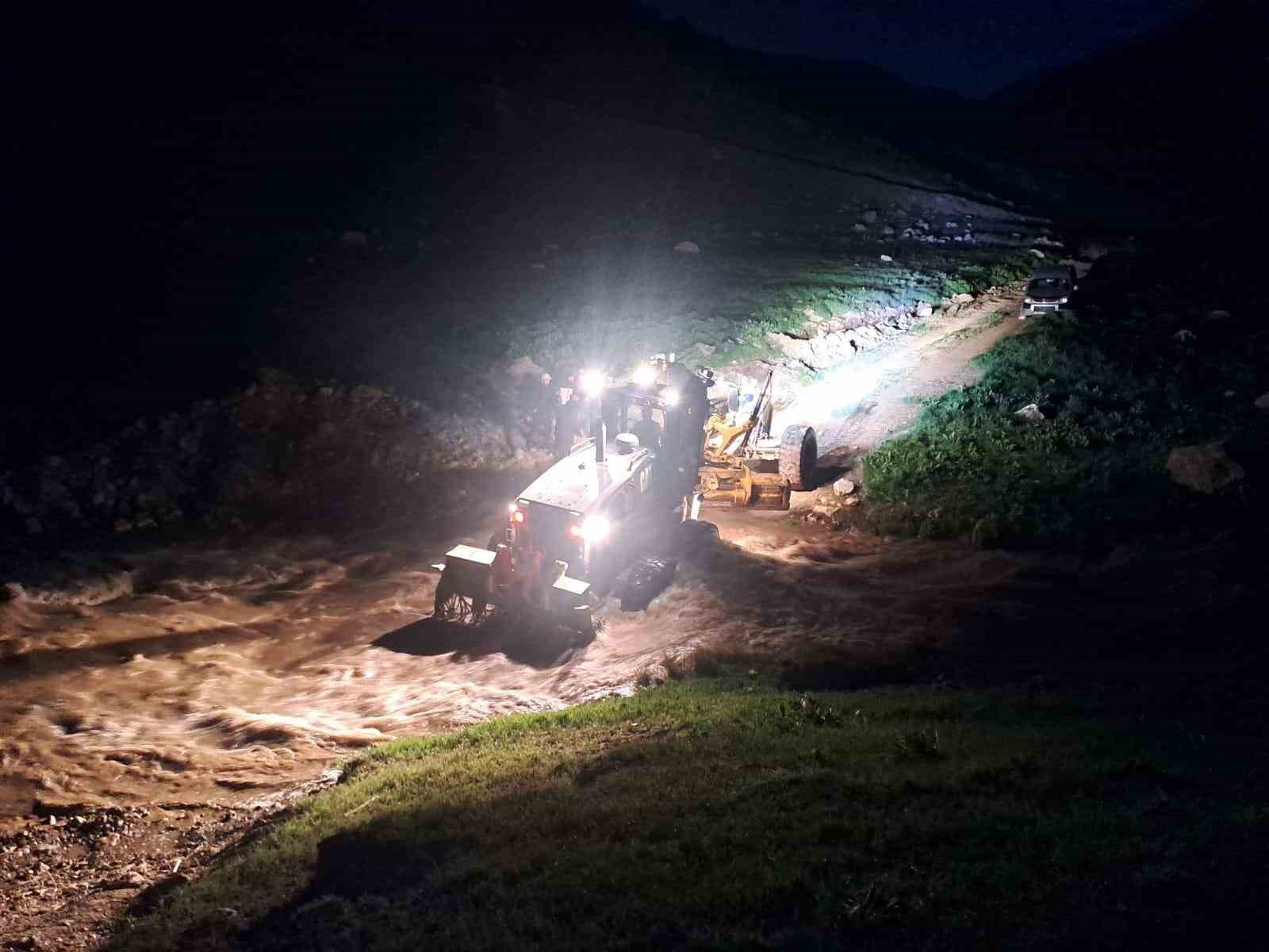 Van’da pancar toplamaya giden vatandaşlar su seviyesi yükselince mahsur kaldı