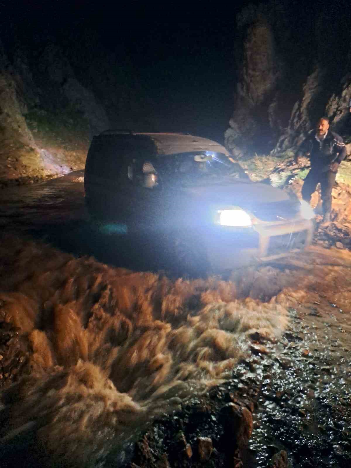 Van&rsquo;da pancar toplamaya giden vatandaşlar su seviyesi y&uuml;kselince mahsur kaldı
