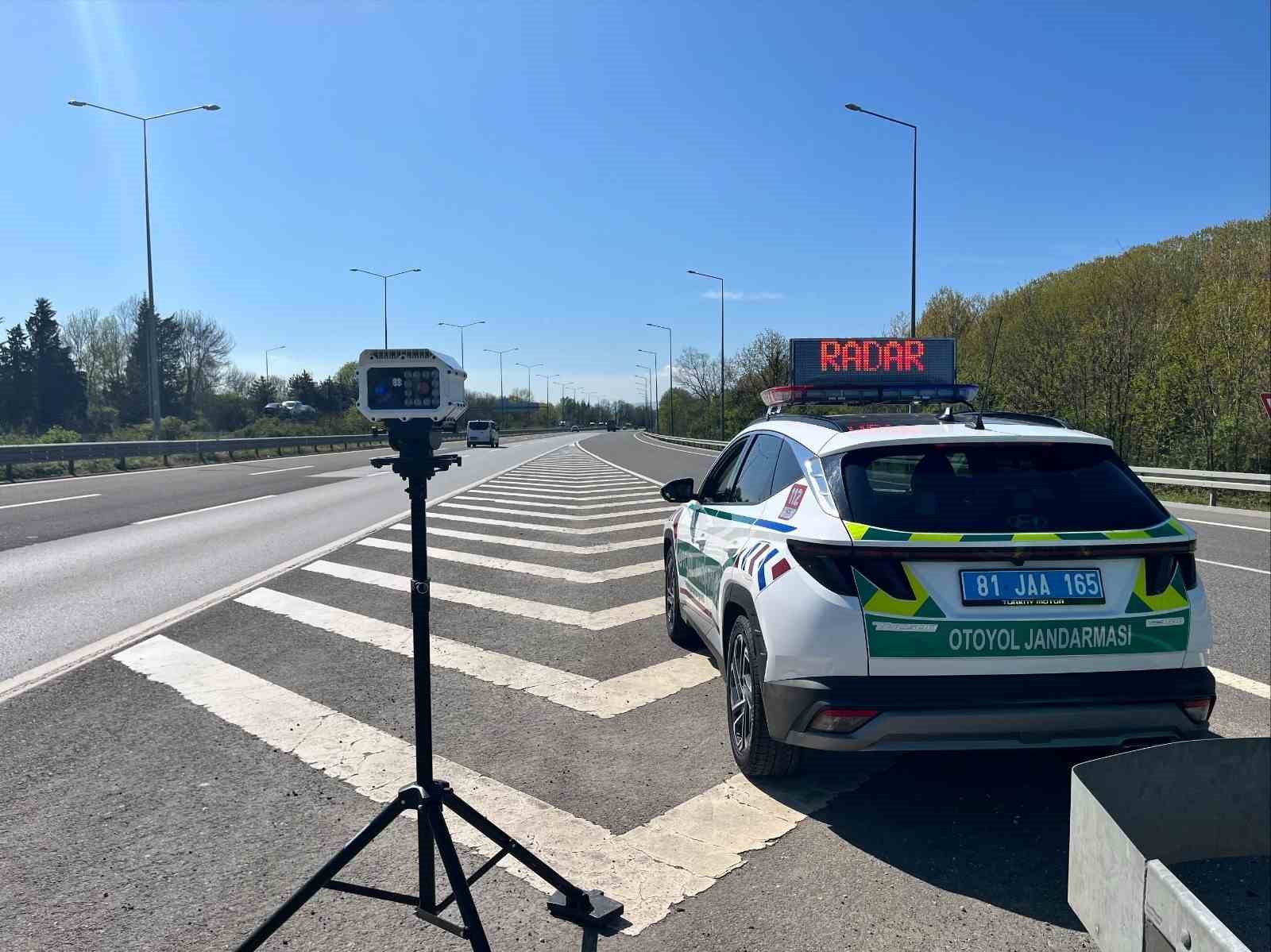 21’i alkolden 202 araç trafikten men edildi