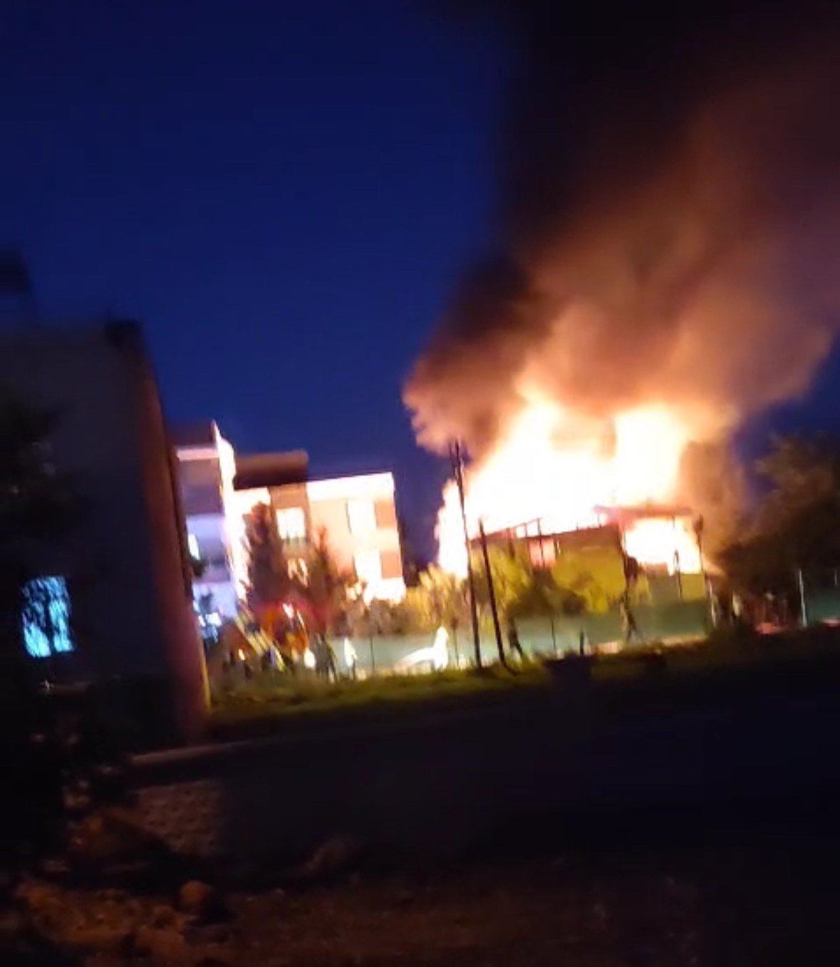 Adıyaman&rsquo;da 2 katlı ev alev alev yandı
