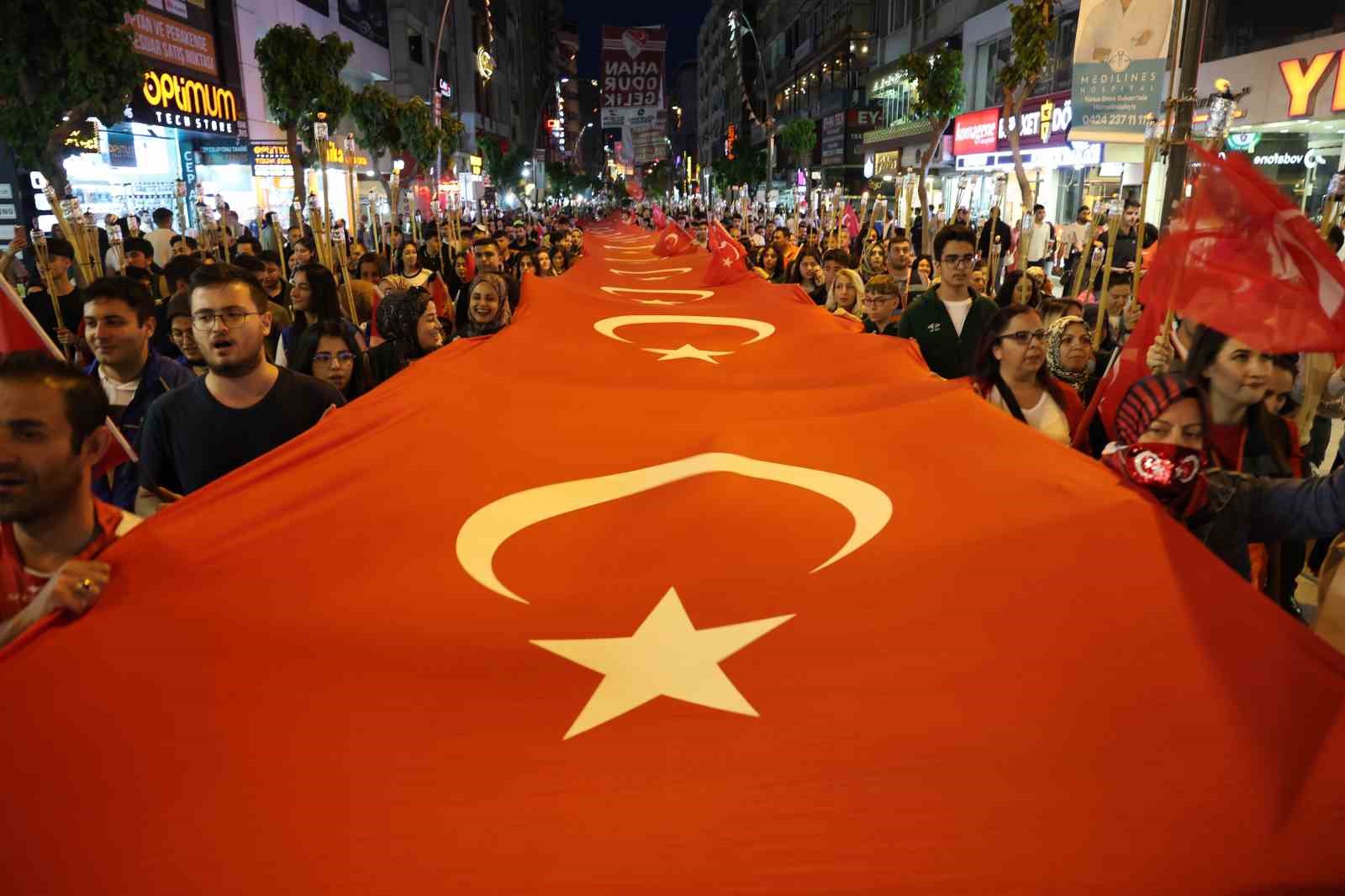 Elazığ’da fener alayı renkli görüntüler oluşturdu