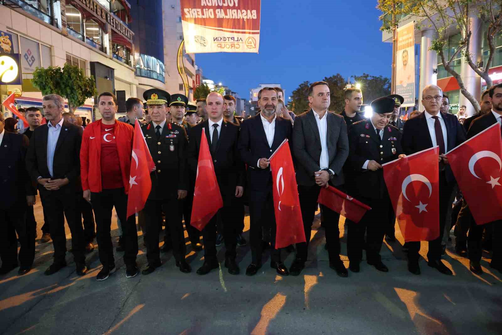 Elazığ&rsquo;da fener alayı renkli g&ouml;r&uuml;nt&uuml;ler oluşturdu
