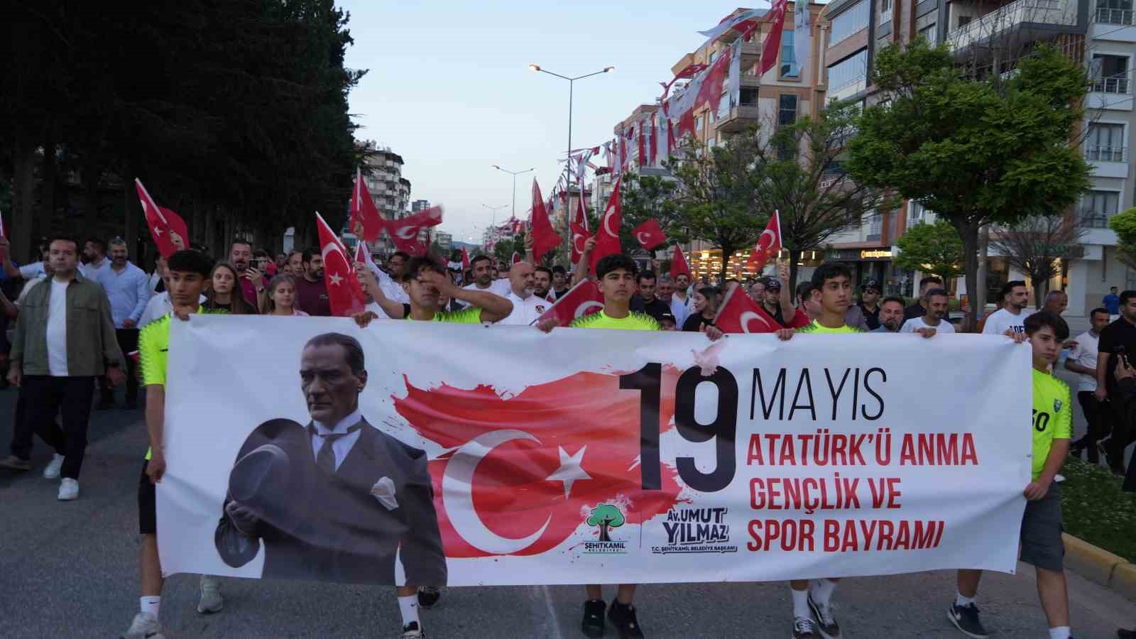 Gaziantep’te 19 Mayıs "Bayraklı Gençlik Yürüyüşü" ile kutlandı