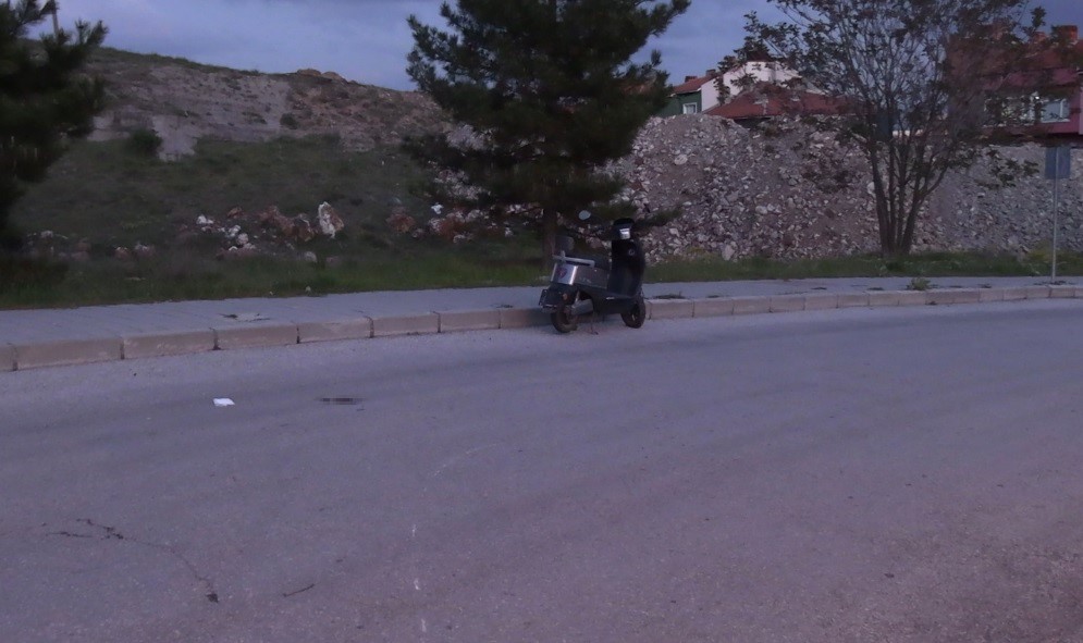 Tavşanlı’da elektrikli motosiklet devrildi: 1 yaralı