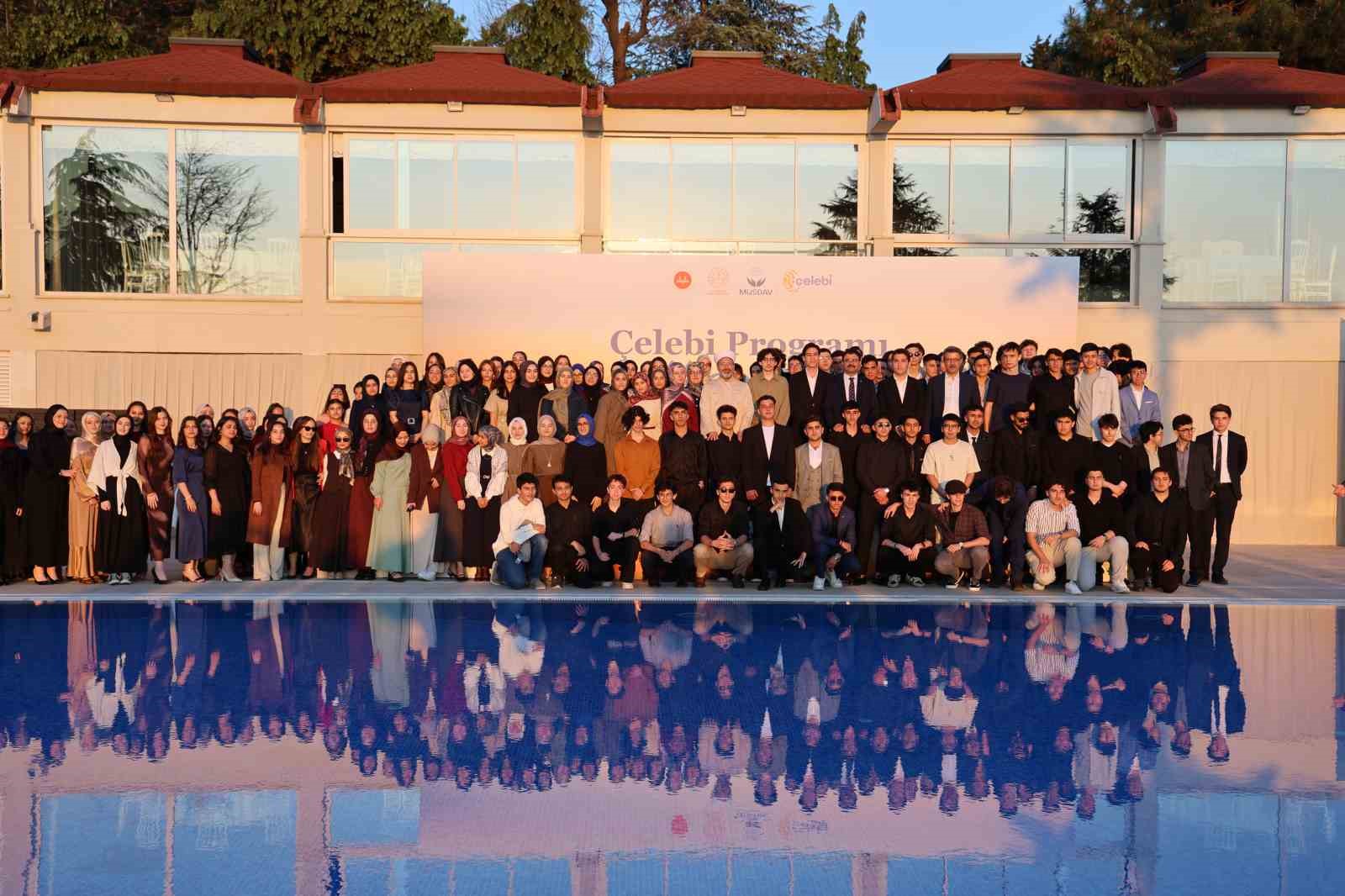 Diyanet İşleri Başkanı Erbaş: "İnsanın değeri, peşinden gittiği şeyle &ouml;l&ccedil;&uuml;l&uuml;r"
