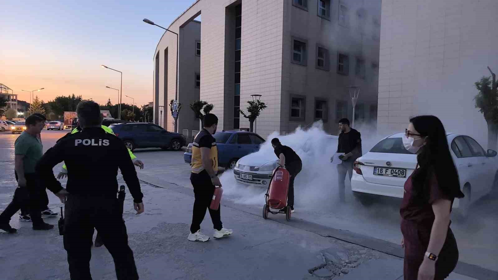 Hastane otoparkında park halindeki araç alevlere teslim oldu