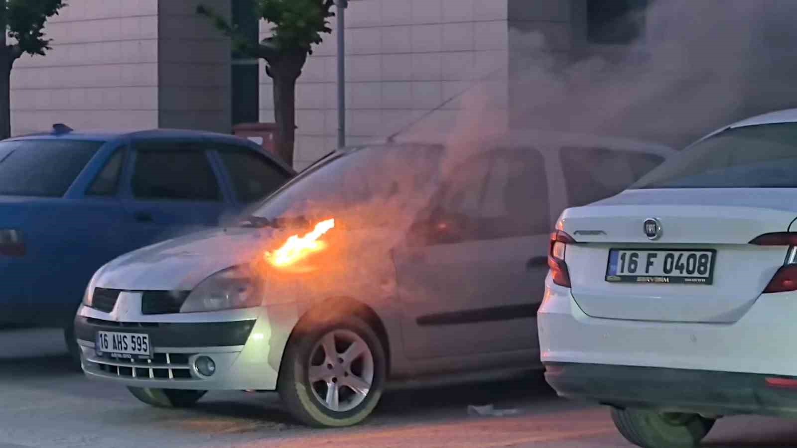 Hastane otoparkında park halindeki ara&ccedil; alevlere teslim oldu
