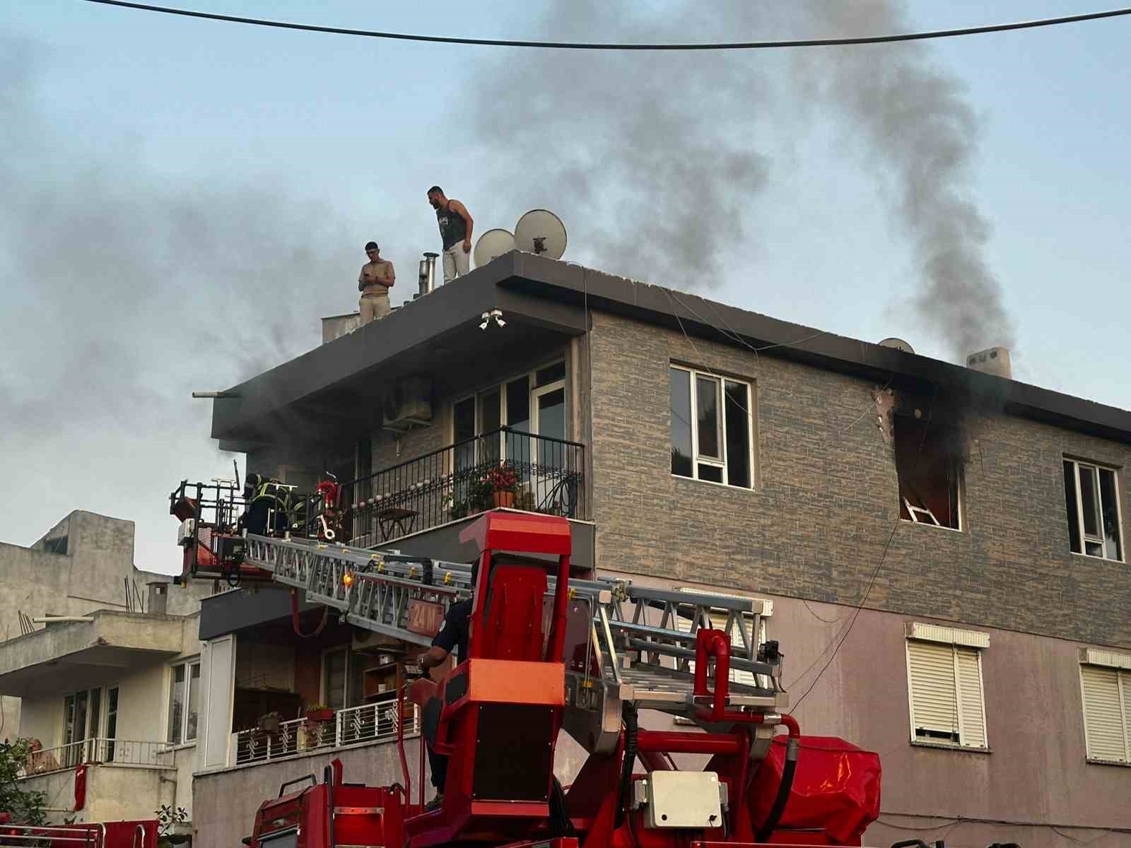 Milas’ta vatandaşlar yangında çatıya çıkarak kurtuldular