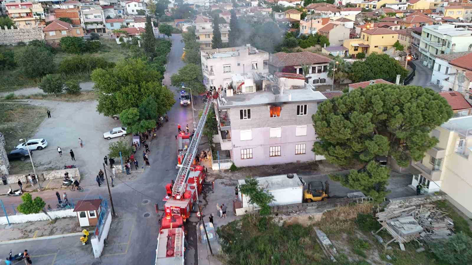 Milas&rsquo;ta vatandaşlar yangında &ccedil;atıya &ccedil;ıkarak kurtuldular
