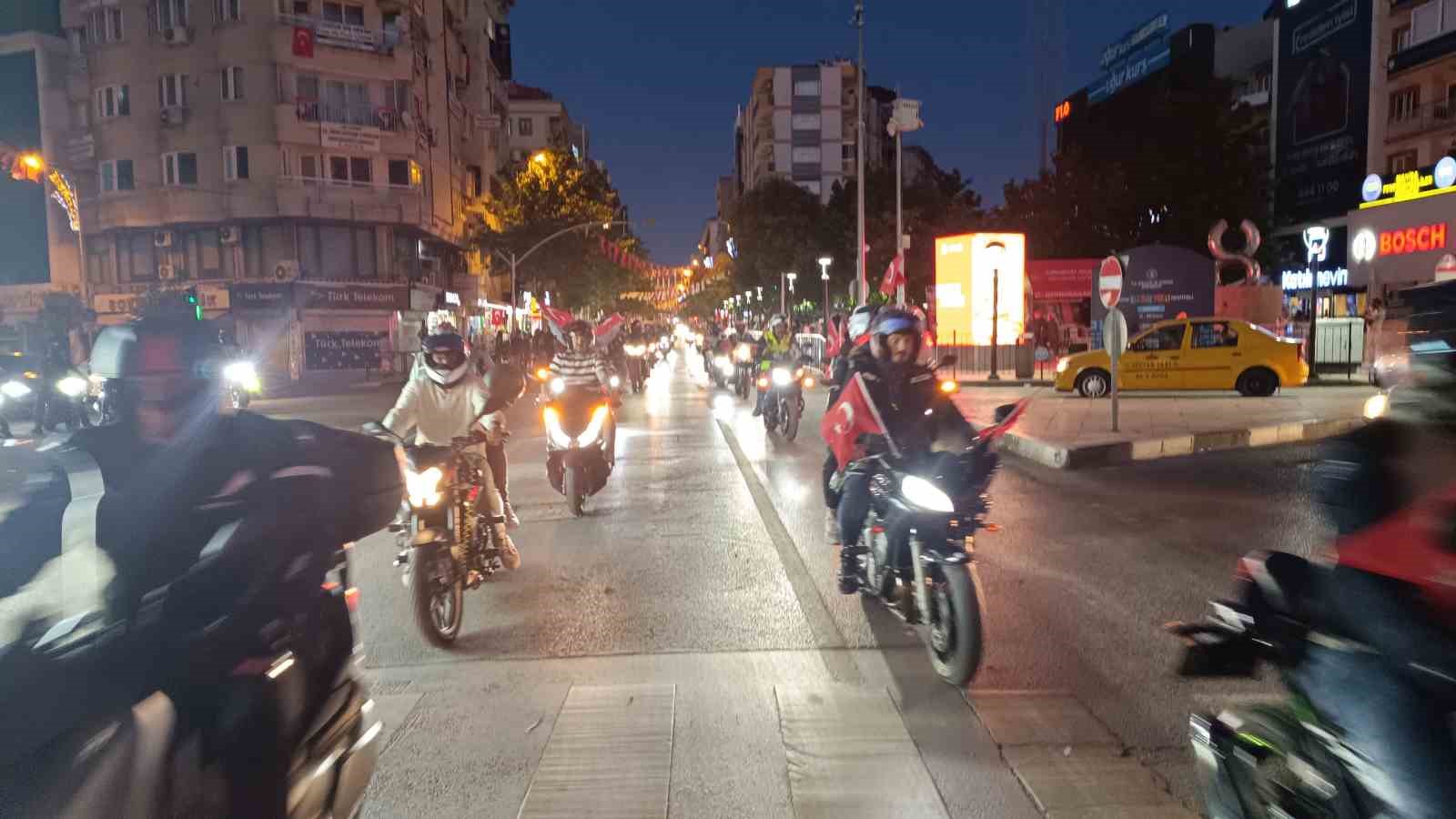 Manisalı motorculardan 19 Mayıs korteji