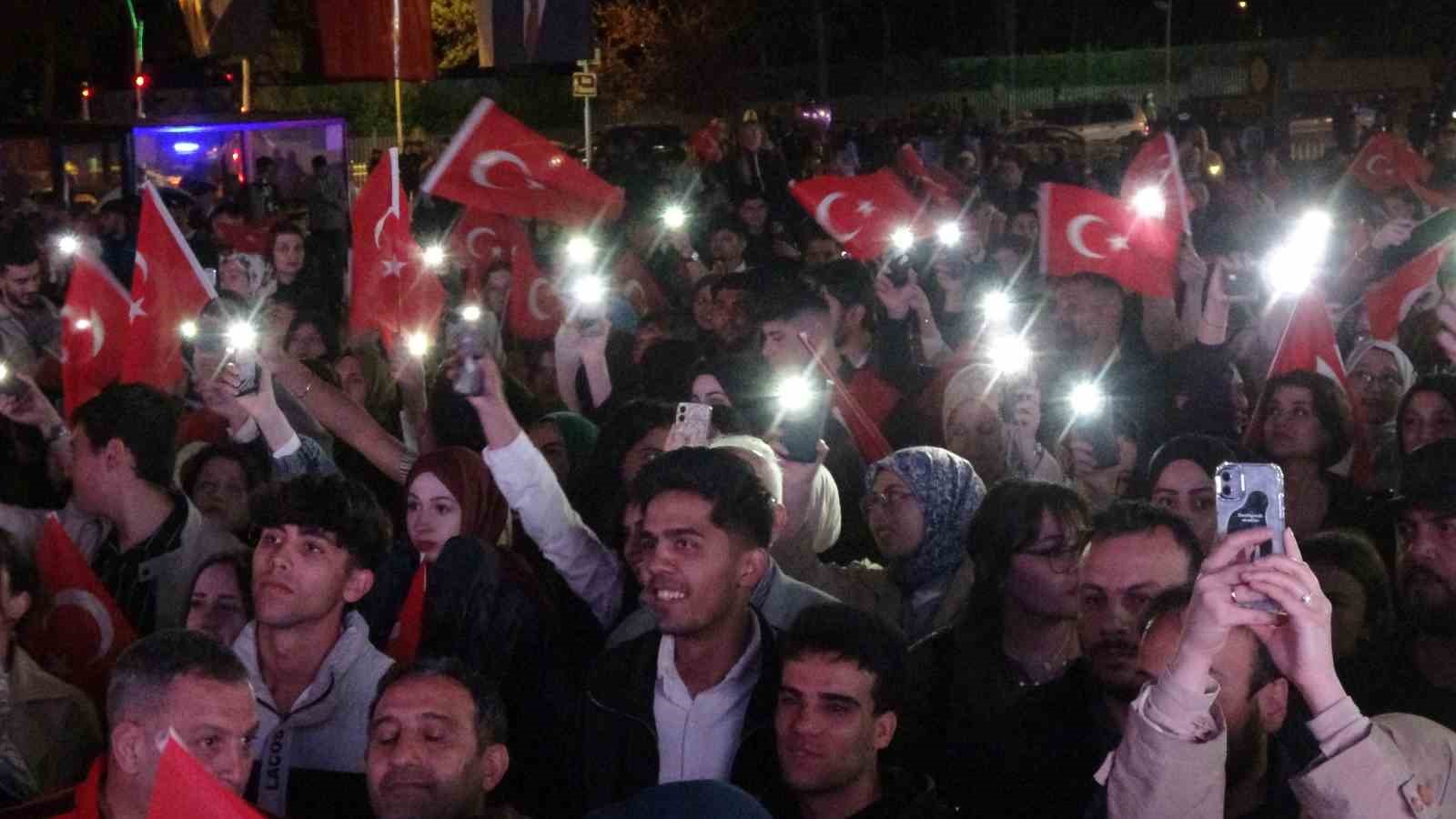 Erzurum&rsquo;da gen&ccedil;lerden meşaleli y&uuml;r&uuml;y&uuml;ş
