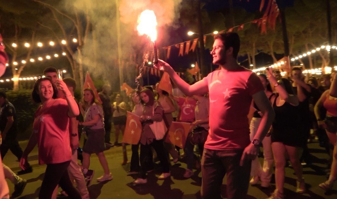 19 Mayıs Alanya&rsquo;da fener alayı ve G&ouml;khan &Ouml;zen konseriyle kutlandı
