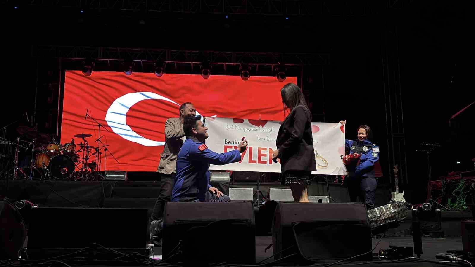 Bolu’da konser öncesi sürpriz evlilik teklifi