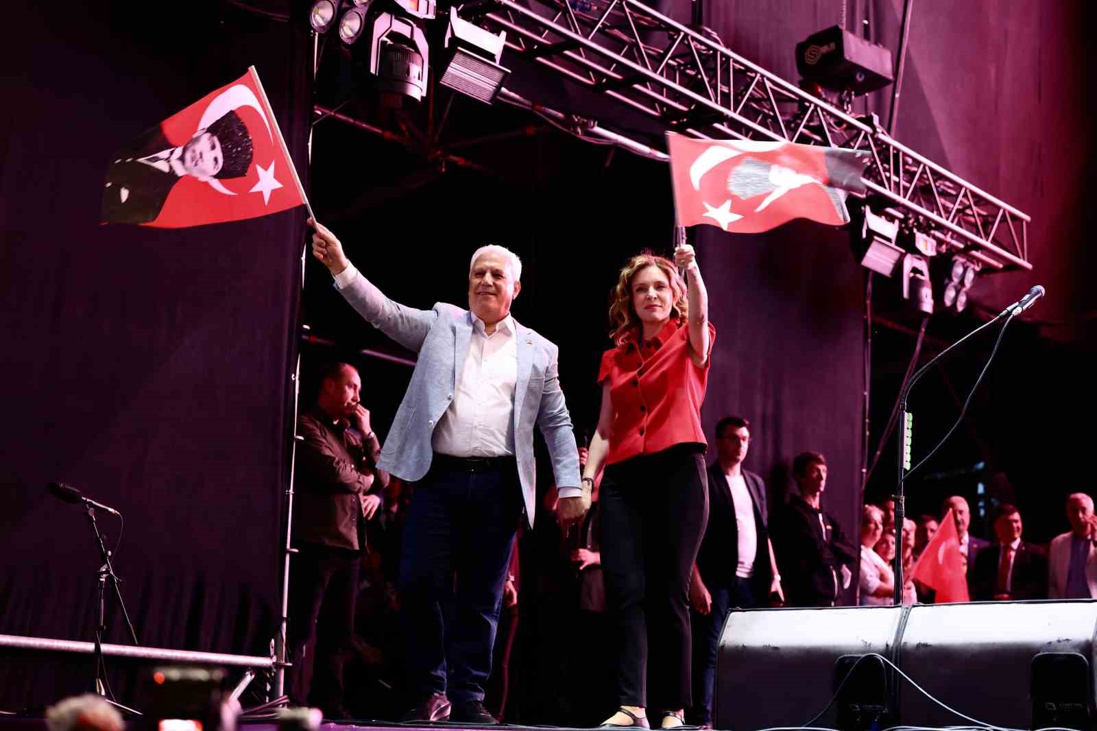 Bursa’da 19 Mayıs coşkusu "Mor ve Ötesi" ile zirve yaptı