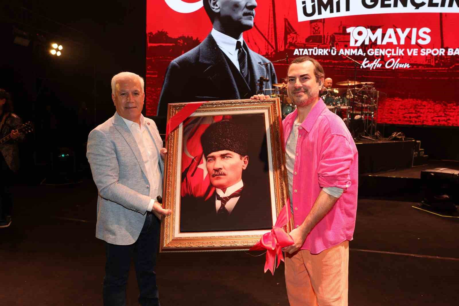 Bursa’da 19 Mayıs coşkusu "Mor ve Ötesi" ile zirve yaptı
