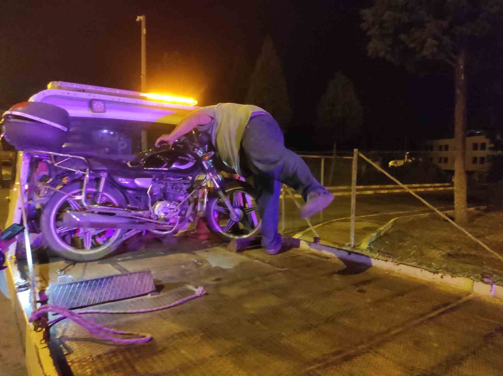 Bariyerlere sıkışmış motosikleti trafik ekiplerinin dikkati ortaya &ccedil;ıkardı
