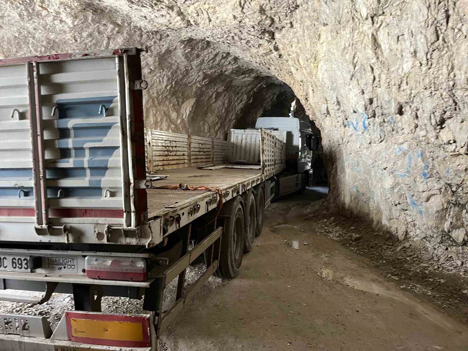 Taş Yolu tırın tünele sıkışması sonucu ulaşıma kapatıldı
