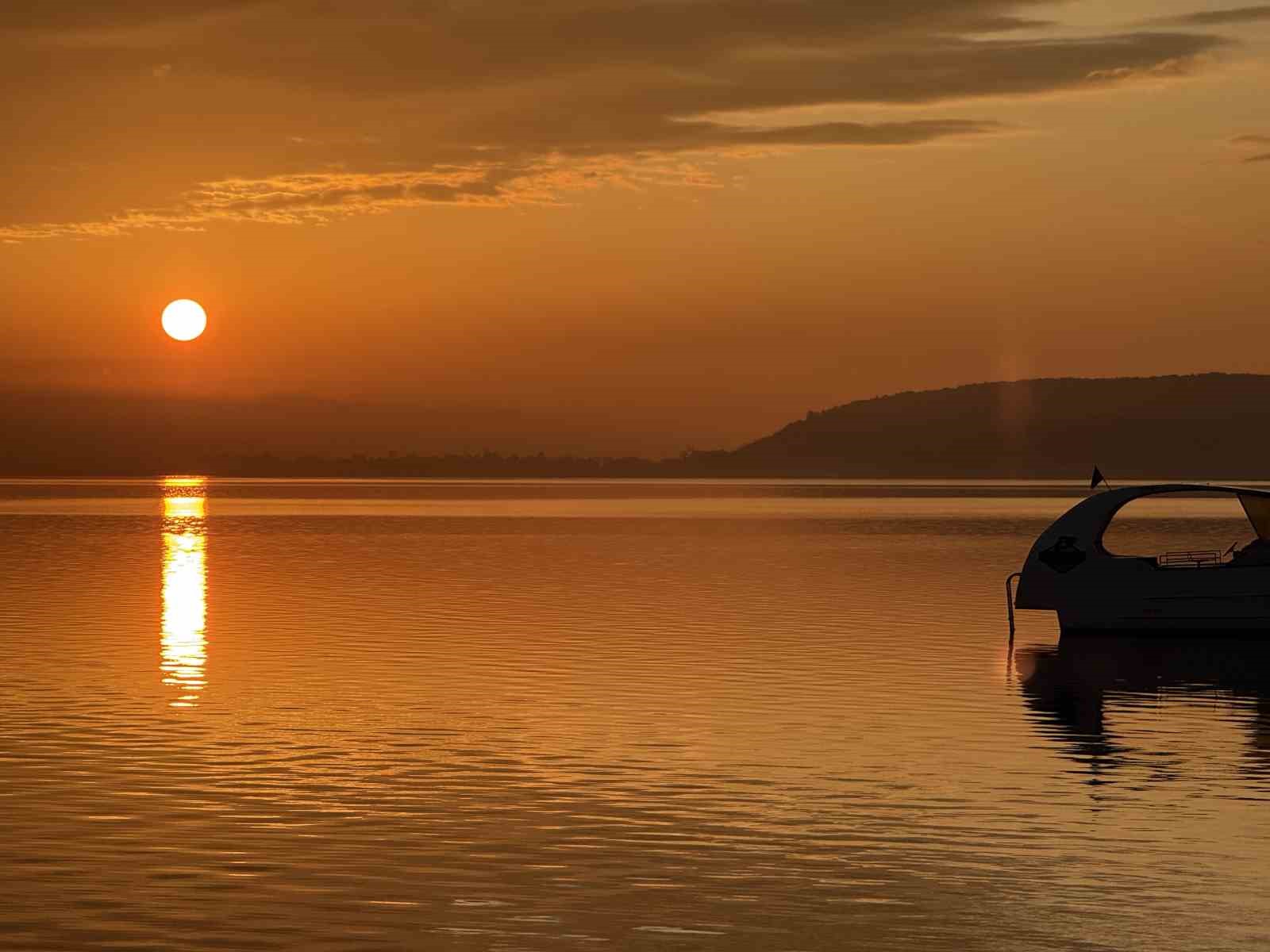 Gün doğumu ve güneşin göle yansıttığı yakamoz mest etti