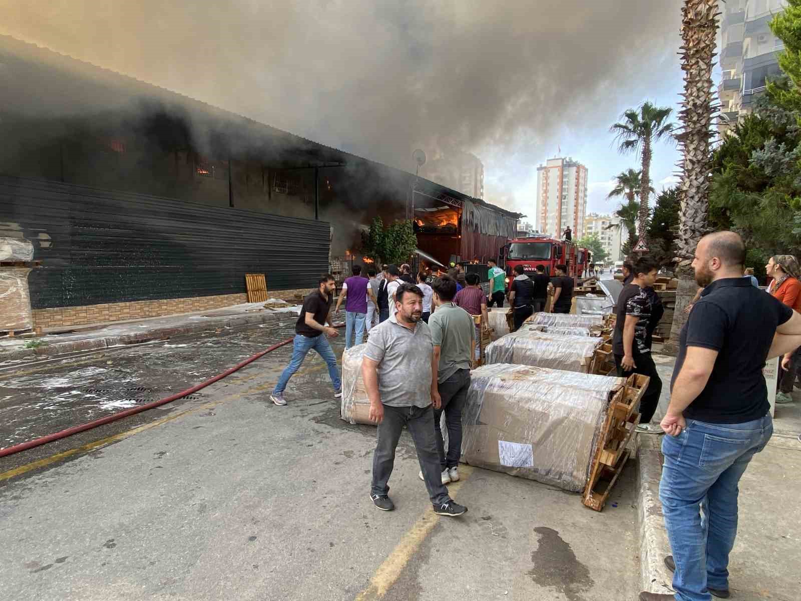 Mersin’deki fabrika yangını sürüyor: Son durum havadan görüntülendi
