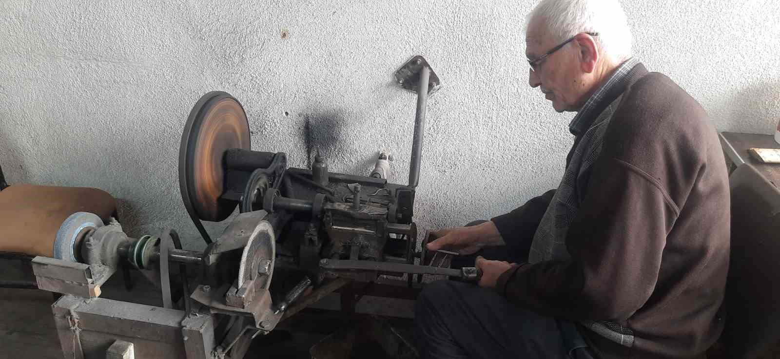 70 yıldır ’hayvan tarağı’ imalatı yapıyor

