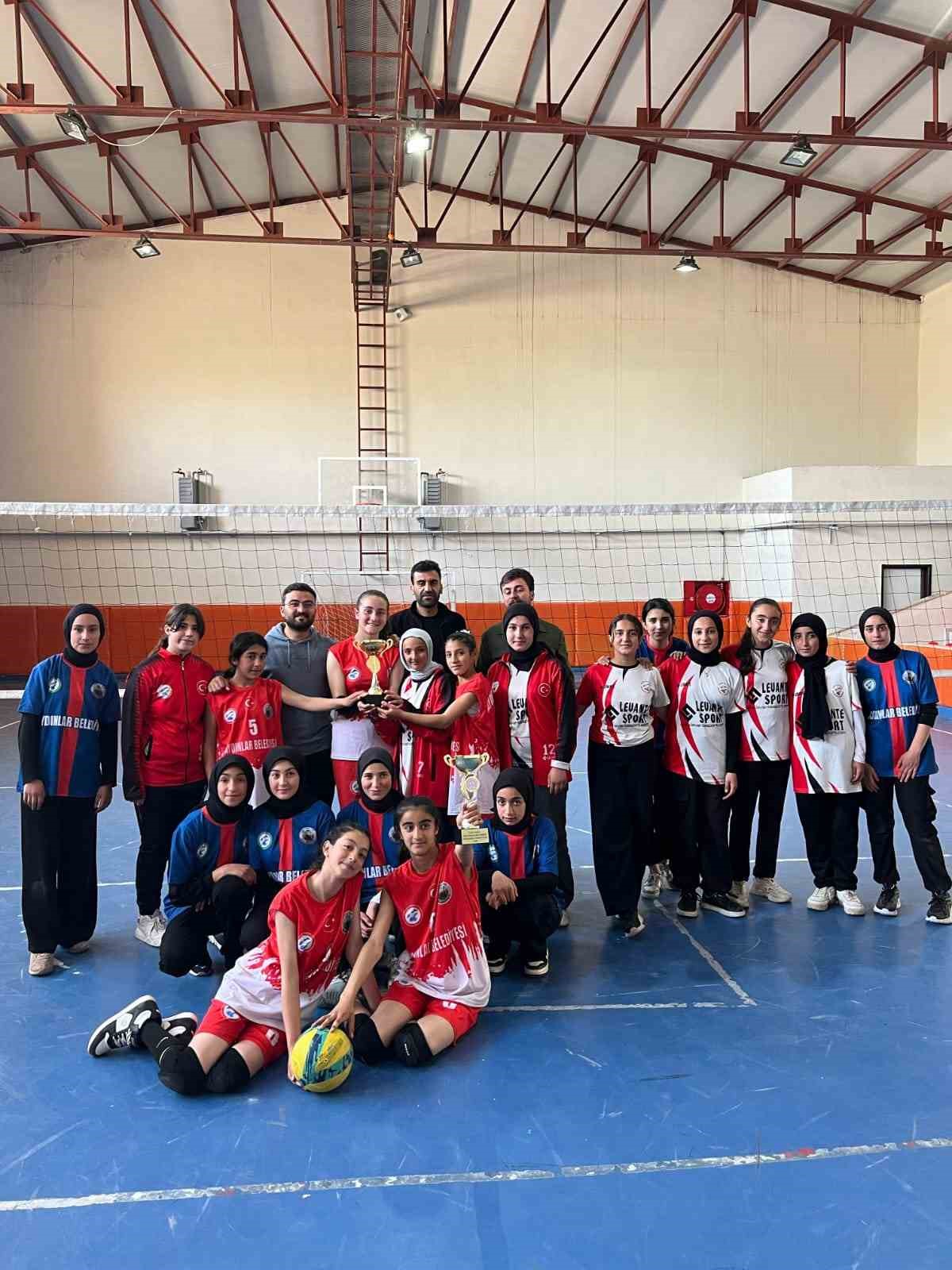 Kız voleybol takımları beldeye 2 kupa kazandırdı