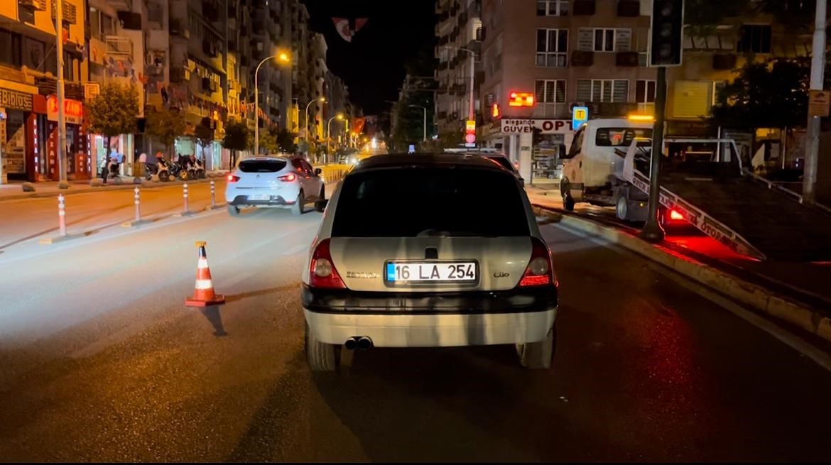 Polis ekiplerini g&ouml;ren alkoll&uuml; s&uuml;r&uuml;c&uuml;n&uuml;n ka&ccedil;ma anı kamerada
