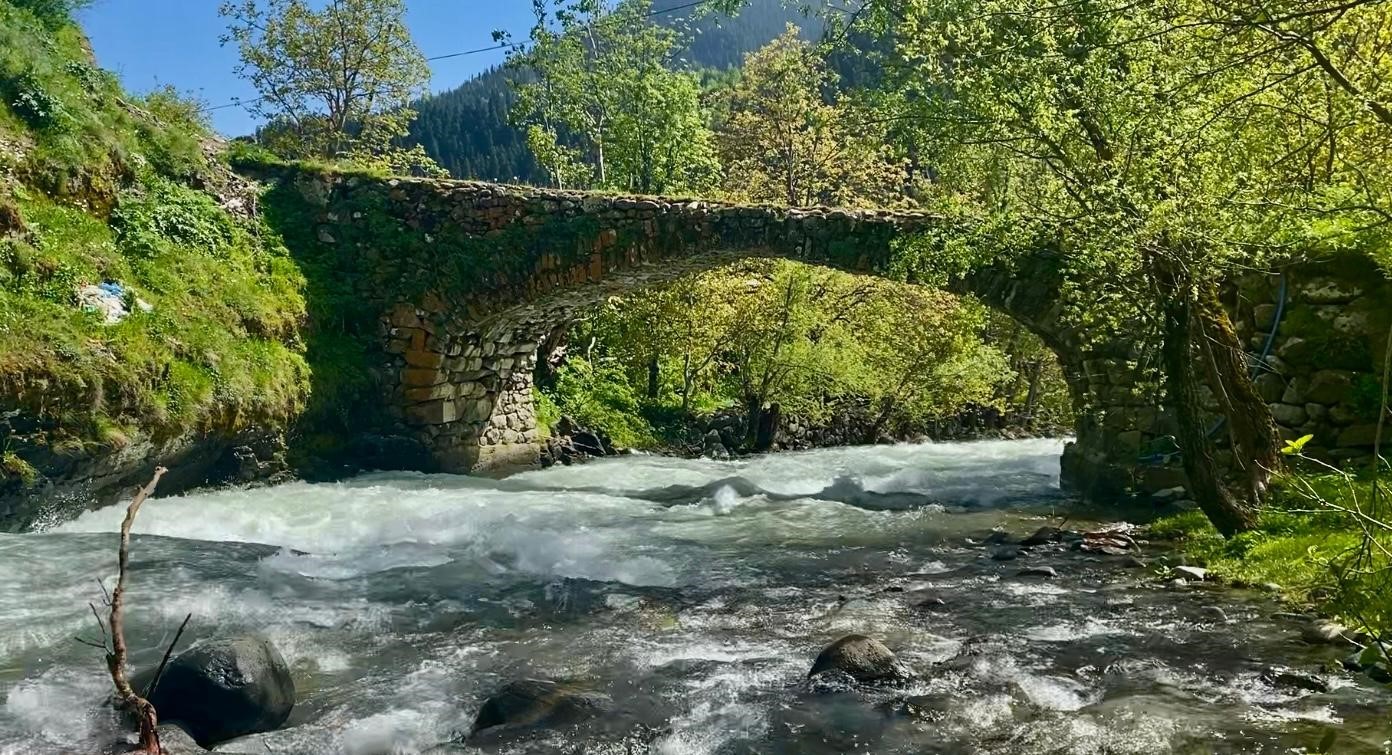 Orta Çağ’dan kalma taş köprü görenleri kendine hayran bırakıyor