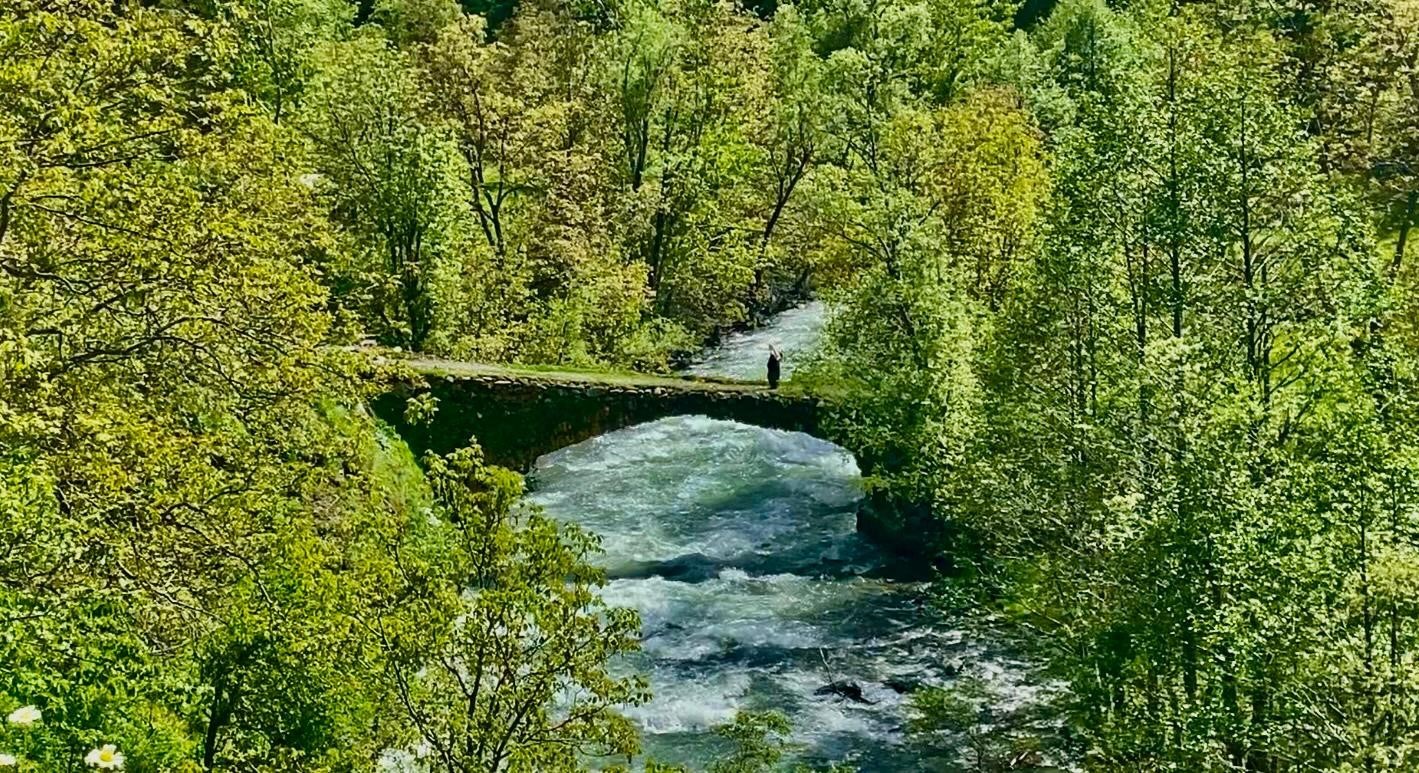 Orta Çağ’dan kalma taş köprü görenleri kendine hayran bırakıyor