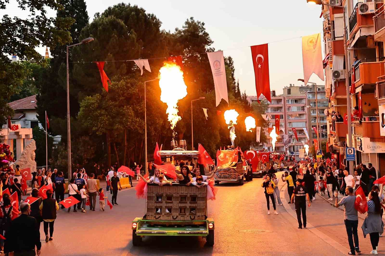 Denizli’de 19 Mayıs coşkusu fener alayıyla taçlandı