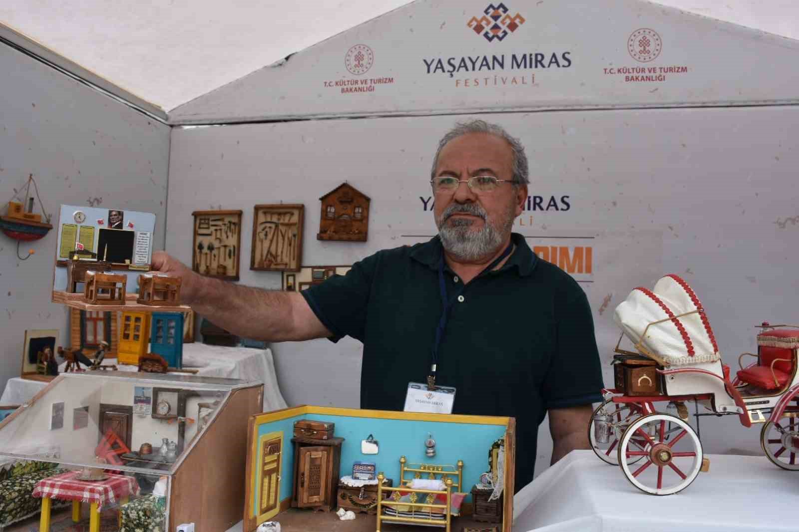 Emekli memur, hoşuna giden her objenin minyat&uuml;r&uuml;n&uuml; yapıyor
